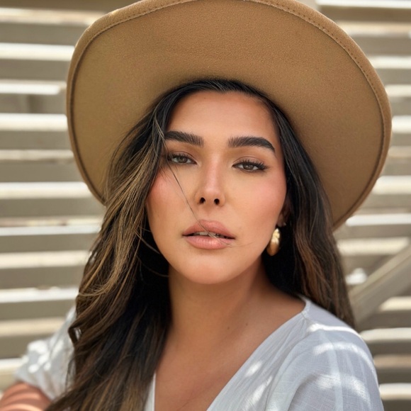 Meet your Posher, Elle - Picture 6 of 8